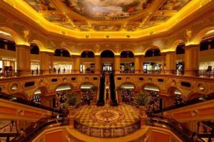 Golden Sand Hotel and Casino có vị trí địa lý thuận lợi