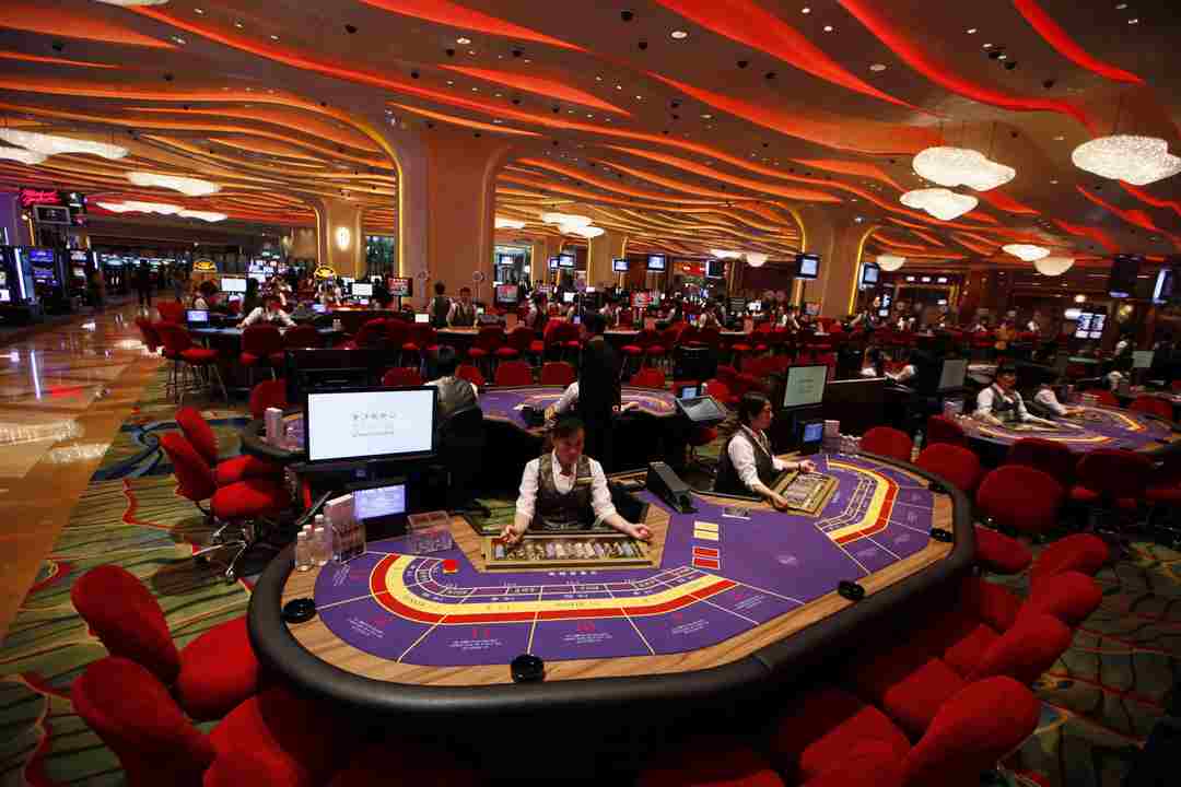 Các bàn chơi tại Casino Grand Diamond luôn đông kín người
